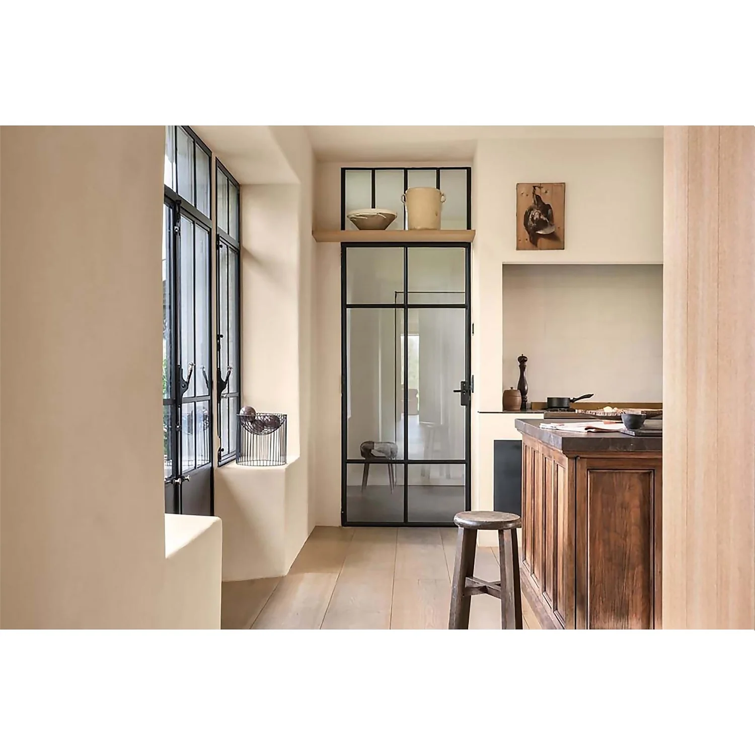 Dulux Matt Emulsion Paint Magnolia - 2.5L 2 Dulux Matt Emulsion Paint Magnolia - 2.5L - Image 2