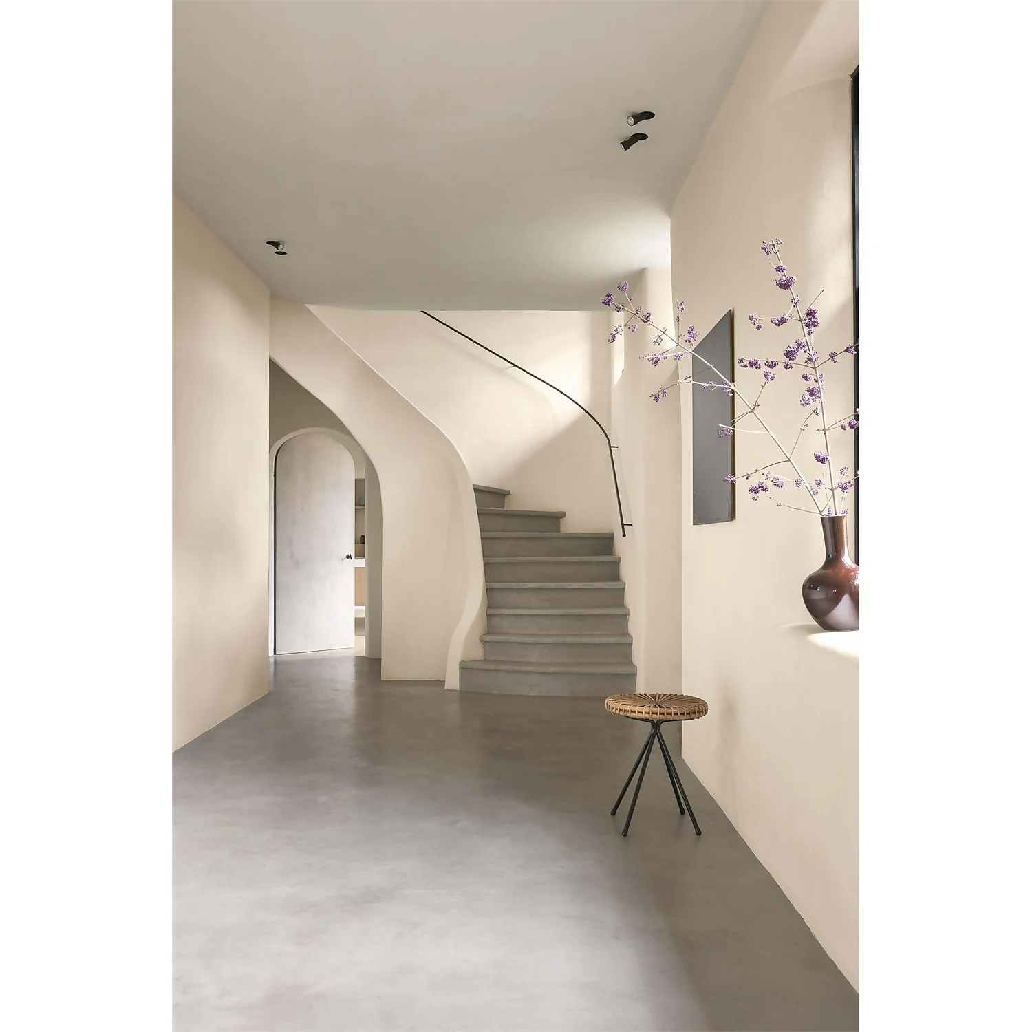 Dulux Matt Emulsion Paint Magnolia - 2.5L 7 Dulux Matt Emulsion Paint Magnolia - 2.5L - Image 7