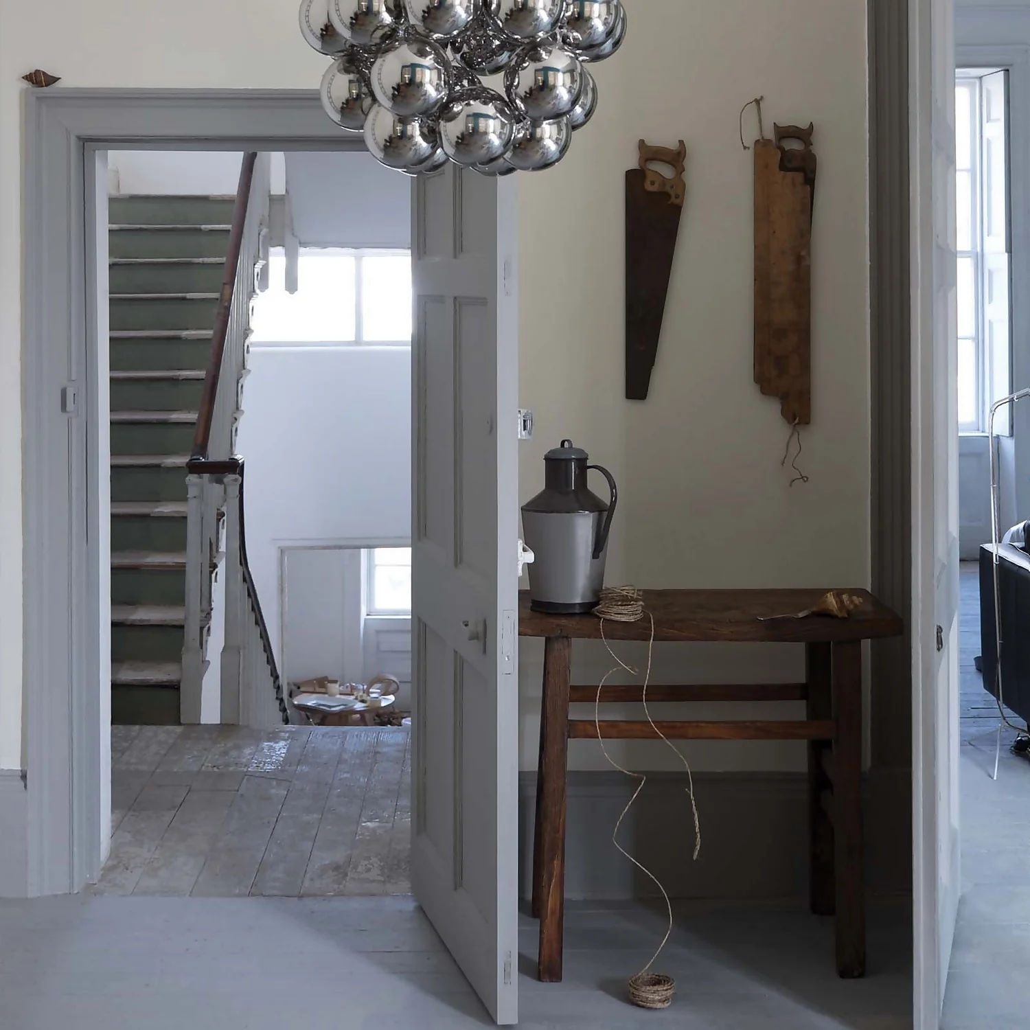 Farrow & Ball Full Gloss Paint Shadow White - 2.5L 4 Farrow & Ball Full Gloss Paint Shadow White - 2.5L - Image 4