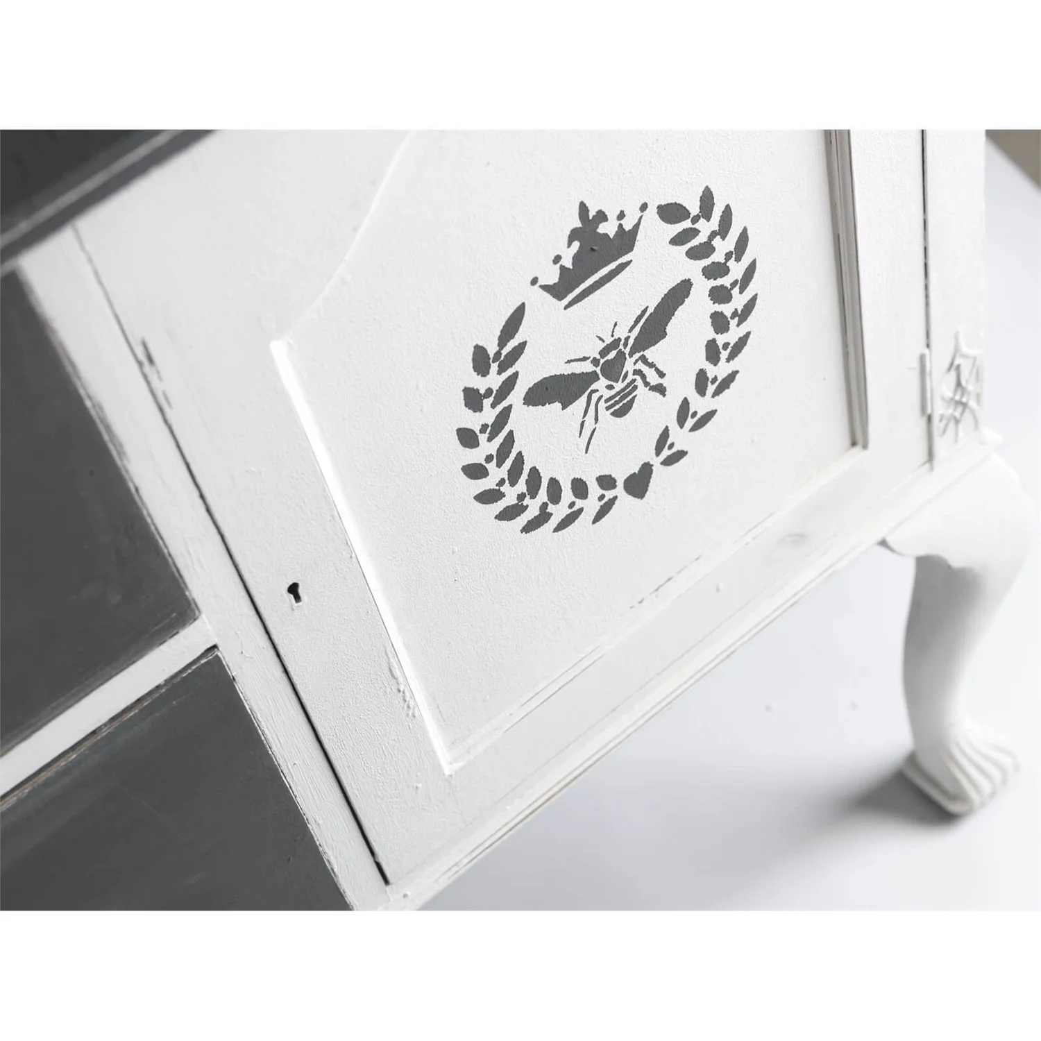 Rust-Oleum Chalky Furniture Paint - Graphite - 125ml 3 Rust-Oleum Chalky Furniture Paint - Graphite - 125ml - Image 3