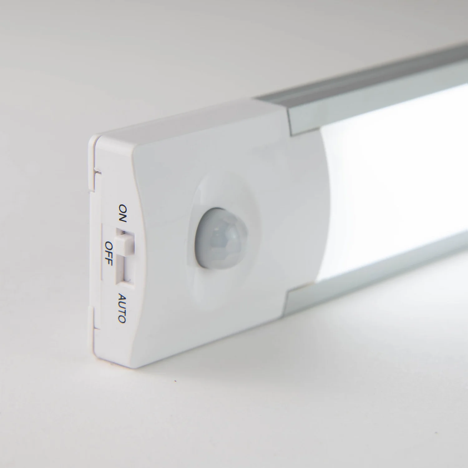 Arlec Lithium PIR LED Light Bar 28cm 7 Arlec Lithium PIR LED Light Bar 28cm - Image 7