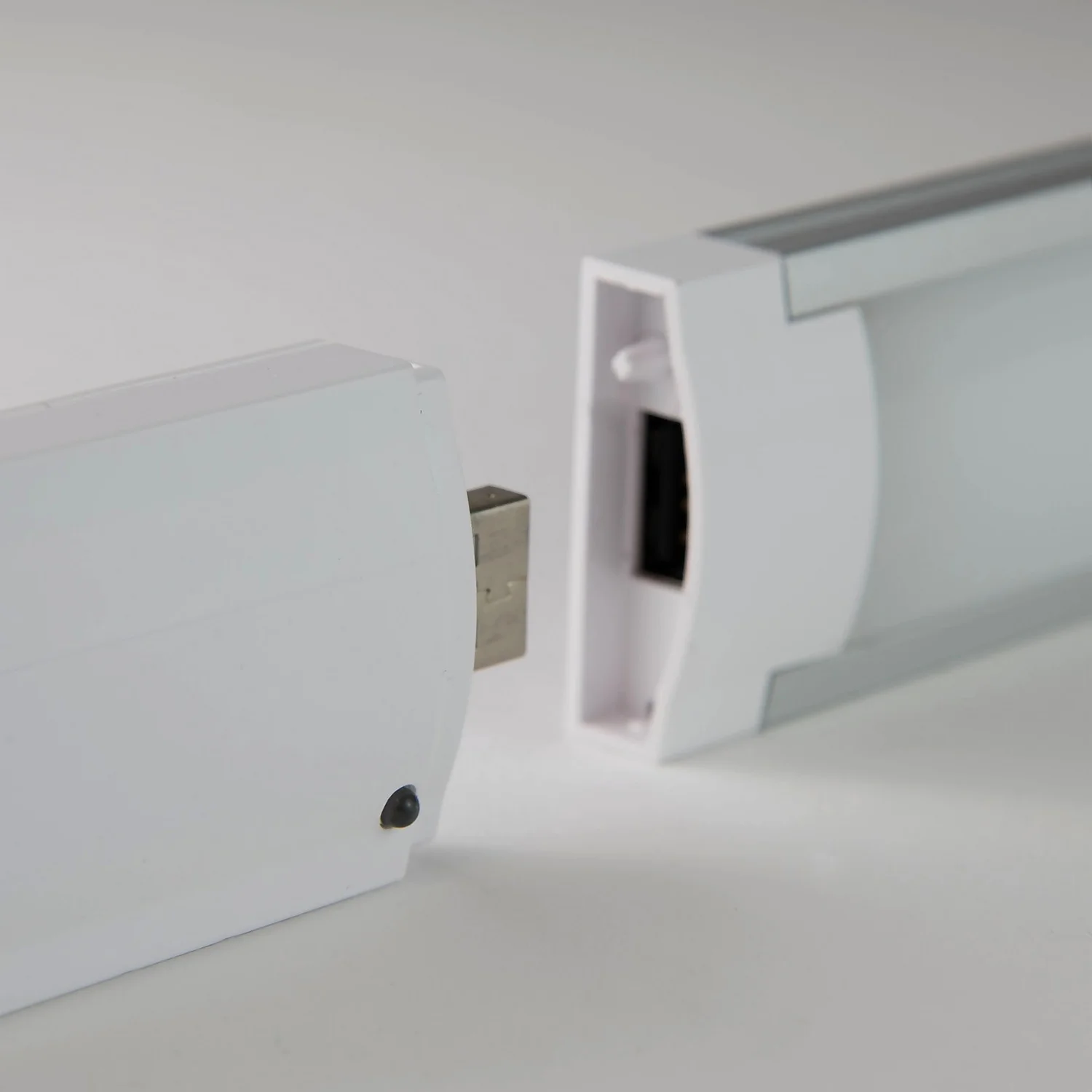 Arlec Lithium PIR LED Light Bar 28cm 9 Arlec Lithium PIR LED Light Bar 28cm - Image 9