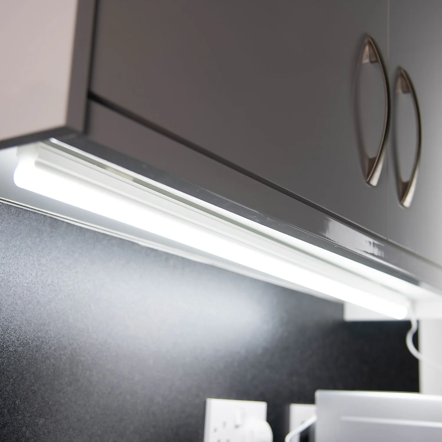 Arlec 12W Cool White Bar Light 3 Arlec 12W Cool White Bar Light - Image 3