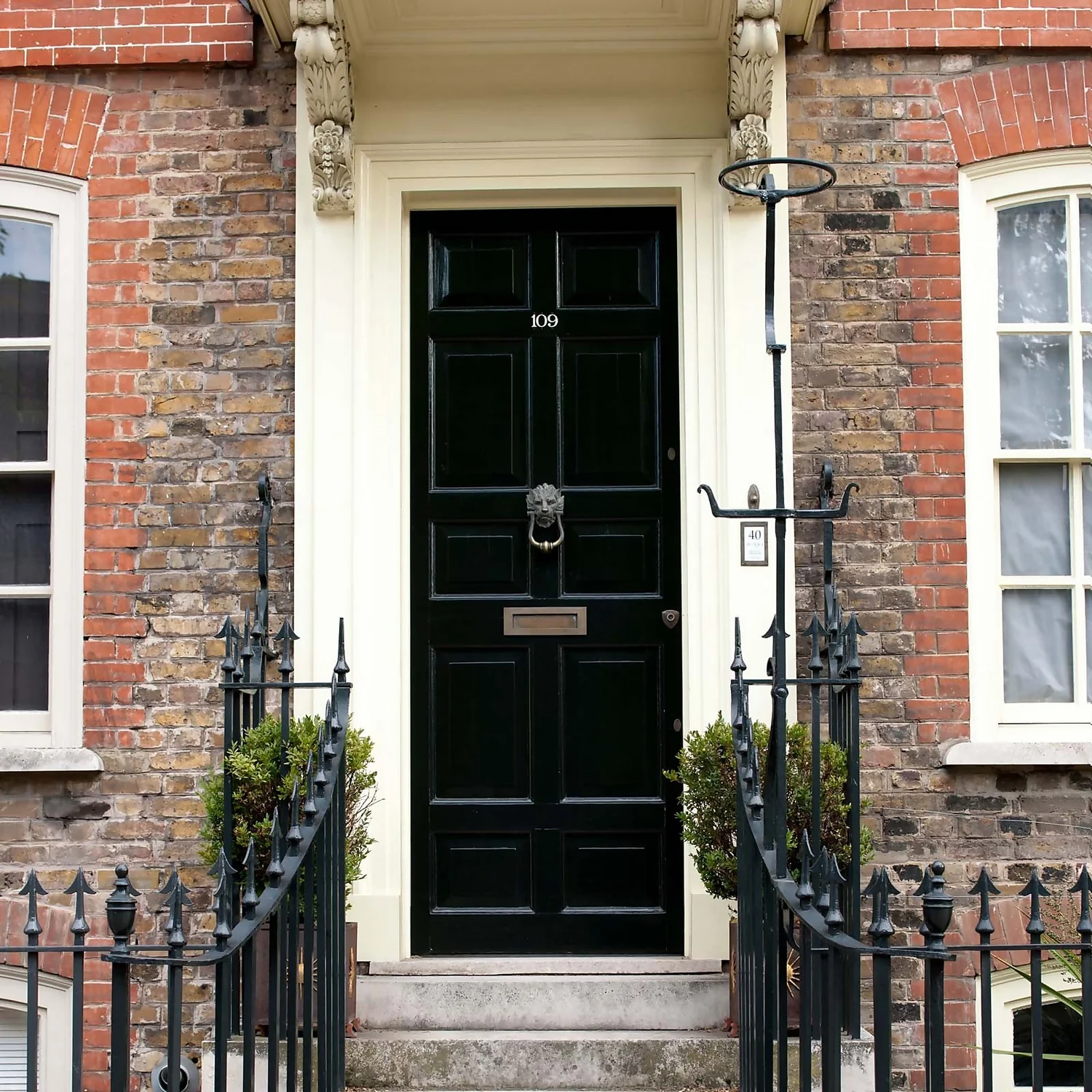 Farrow & Ball Full Gloss Paint Pitch Black - 750ml 2 Farrow & Ball Full Gloss Paint Pitch Black - 750ml - Image 2