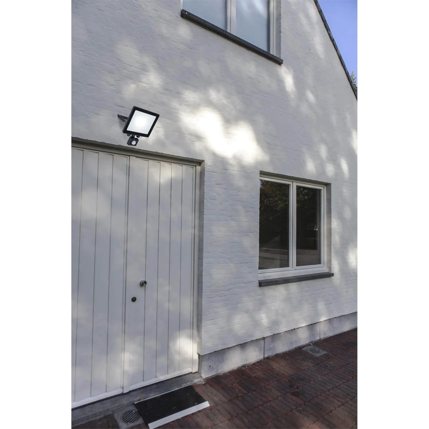 Lutec Tec30 PIR LED Slim Floodlight - Black 2 Lutec Tec30 PIR LED Slim Floodlight - Black - Image 2