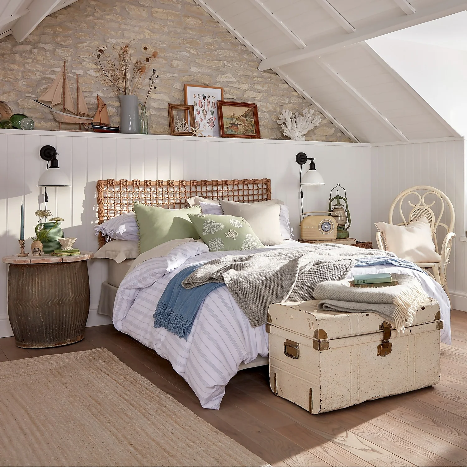 Country Living Farmhouse Plug In Wall Light - White 2 Country Living Farmhouse Plug In Wall Light - White - Image 2