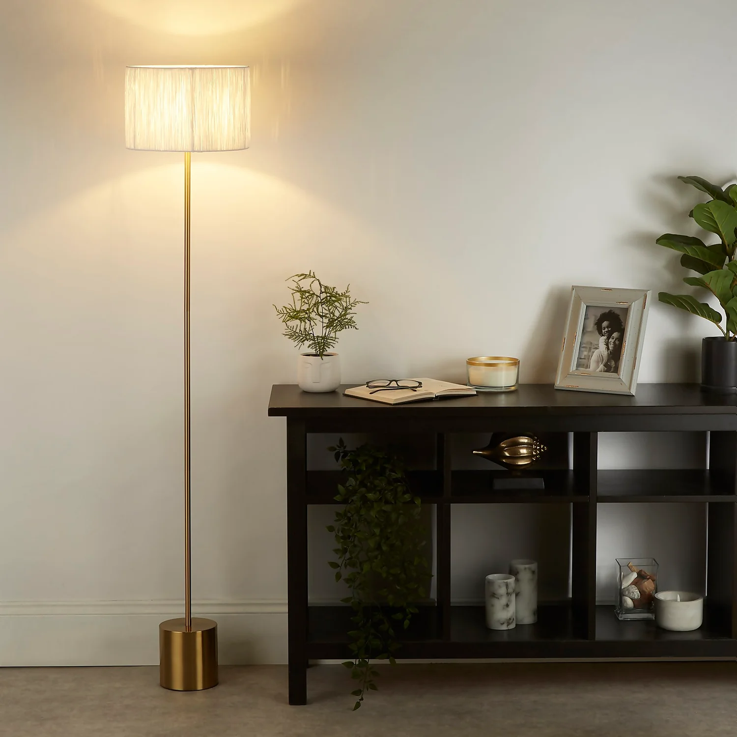 Raffia Floor Lamp - White & Gold 5 Raffia Floor Lamp - White & Gold - Image 5