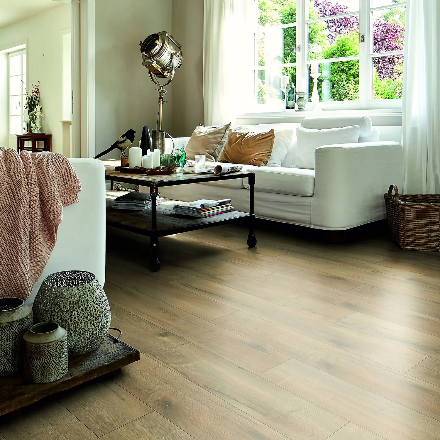 EGGER HOME Brown Loja Oak 8mm Laminate Flooring Sample 1 EGGER HOME Brown Loja Oak 8mm Laminate Flooring Sample